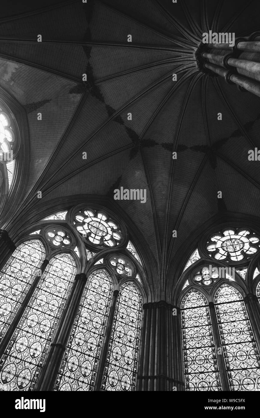 Das Innere der Kathedrale von Salisbury, England, in Schwarz-Weiß und in einer tiefen Perspektive aufgenommen. Stockfoto