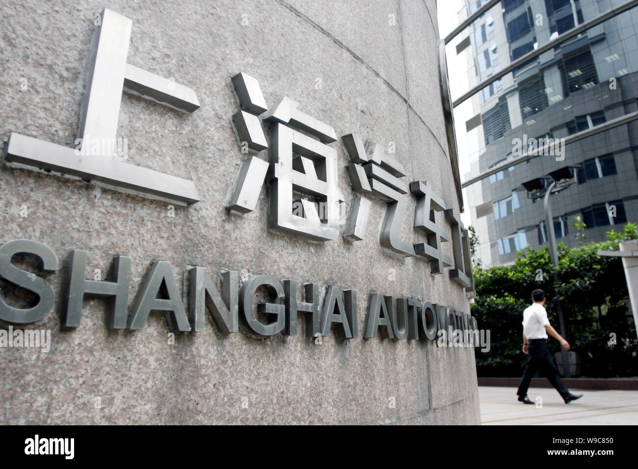 ---- Ein Mann der Vergangenheit der Sitz der SAIC (Shanghai Automotive Industry Corporation (Gruppe)) in Shanghai, China, 9. September 2009. China la Stockfoto