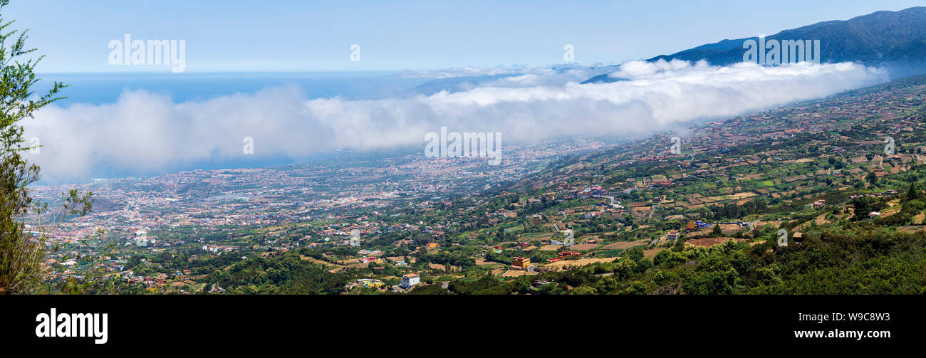 Blick über das Orotava Tal hinunter nach Puerto de La Cruz in Teneriffa, Kanarische Inseln, Spanien Stockfoto