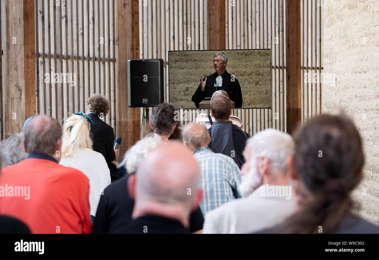 Berlin, Deutschland. 13 Aug, 2019. Im Vorraum der Kapelle der Versöhnung, Besucher folgen der Übertragung der Andacht von Pastor Thomas Jeutner der Bau der Berliner Mauer vor 58 Jahren zu gedenken. Quelle: Bernd von Jutrczenka/dpa/Alamy leben Nachrichten Stockfoto
