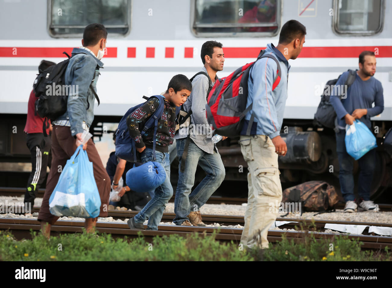 Dugo Selo, Kroatien - 17. September 2015: eine Gruppe von syrischen Flüchtlinge zu Fuß auf den Gleisen nach der Ankunft aus Serbien und warten auf die Busse Stockfoto