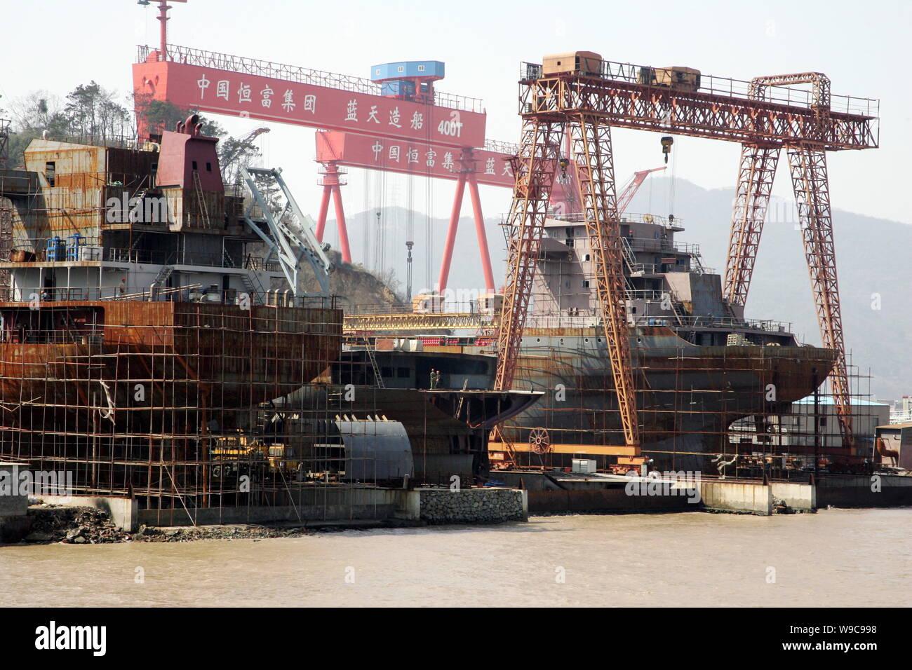---- Schiffe sind zu sehen auf der Werft von Ningbo Beilun Blue Sky Shipbuilding Co., Ltd. in Ningbo City, East China Zhejiang provinz, 14 gebaut Stockfoto