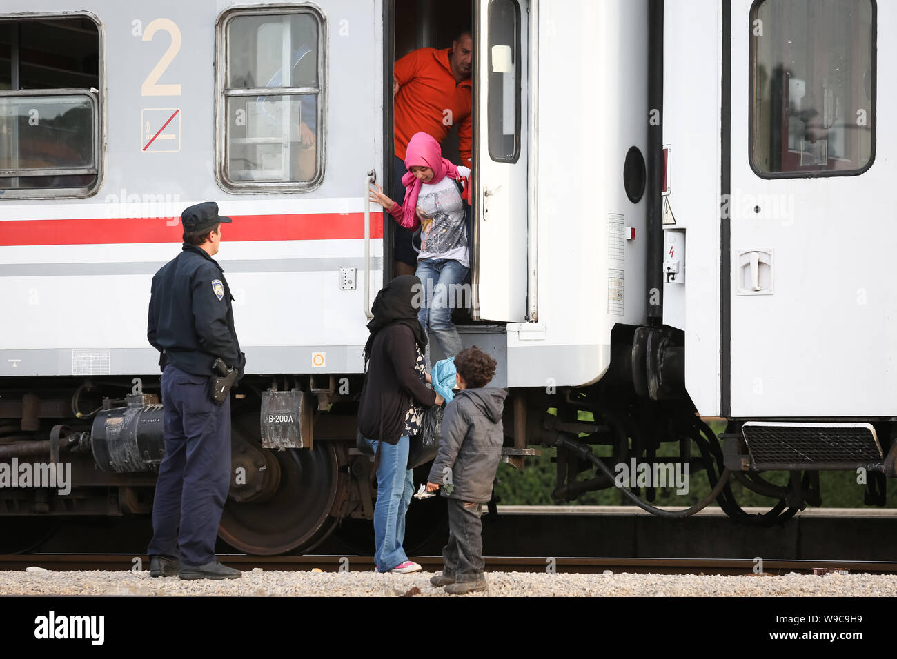 Dugo Selo, Kroatien - 17. September 2015: syrische Flüchtlinge aus dem Zug nach der Ankunft aus Serbien und warten auf die Busse weiter. Stockfoto