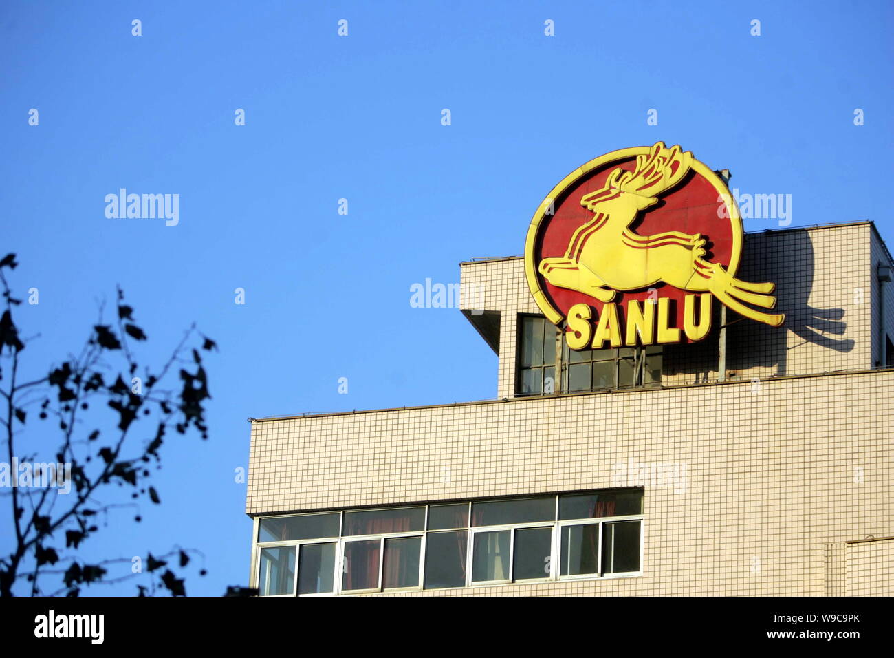 ---- Das Logo von sanlu ist in der Zentrale der Sanlu Gruppe in Shijiazhuang Stadt gesehen, North China Provinz Hebei, 31. Dezember 2008. In einem Aucτ Stockfoto