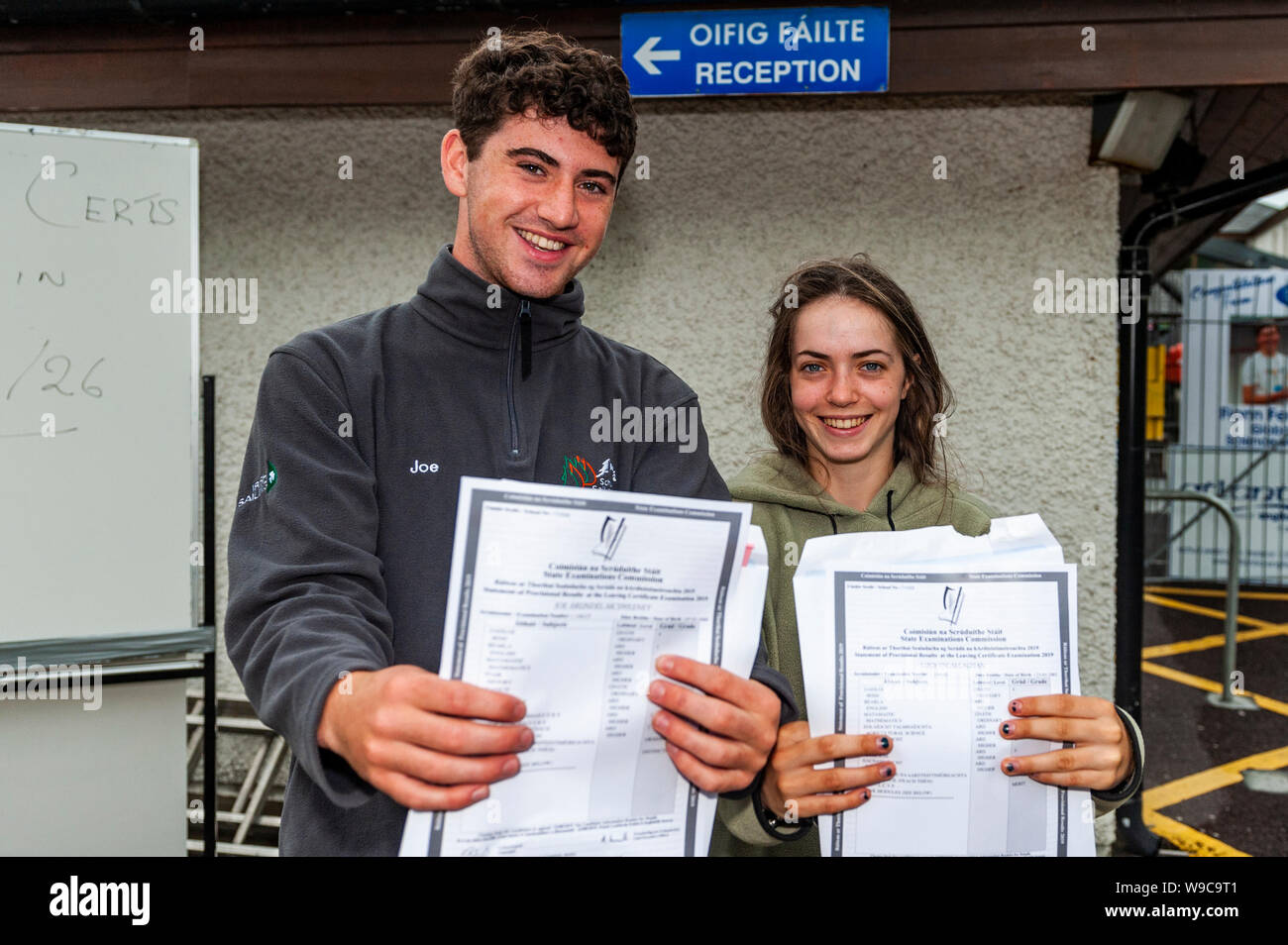 Schull, West Cork, Irland. 13 Aug, 2019. Fast 59.000 Schüler waren wegen erhalten ihre Cert Ergebnisse heute verlassen, einen Tag früher als in anderen Jahren. Ihre Ergebnisse auf Schull Community College waren Joe Arundel McSweeey und Lucy O'Callaghan, sowohl von Schull. Credit: Andy Gibson/Alamy leben Nachrichten Stockfoto