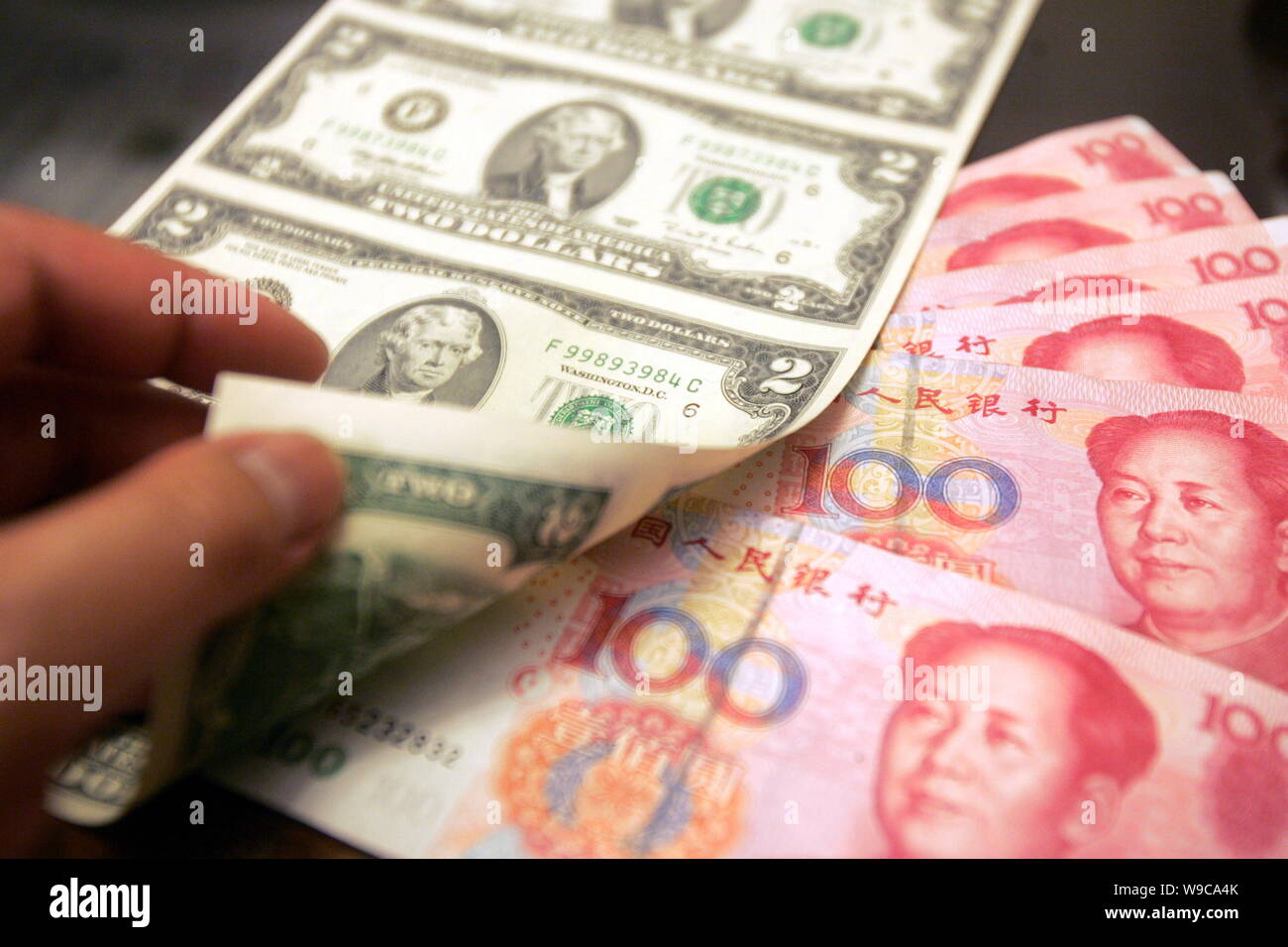 ---- RMB (Renminbi) Yuan Banknoten werden gesehen, um USD (US-Dollar) Banknoten in Shanghai, China, 22. April 2008 behandelt. China ist noch immer das Kaufen recor Stockfoto