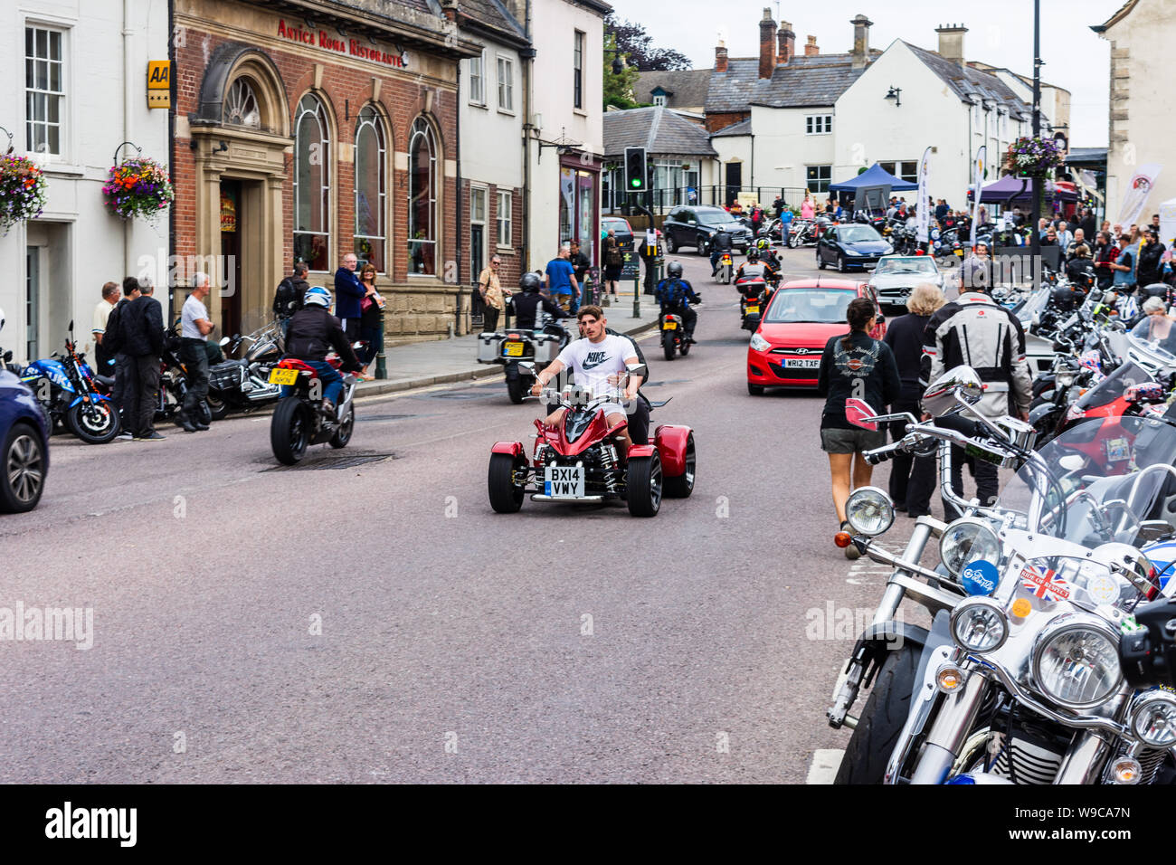 Ein Mann mit Sozius, ein Quad, Curzon Street während der calne Bike treffen, mit geparkte Motorräder auf beiden Seiten der Straße Stockfoto