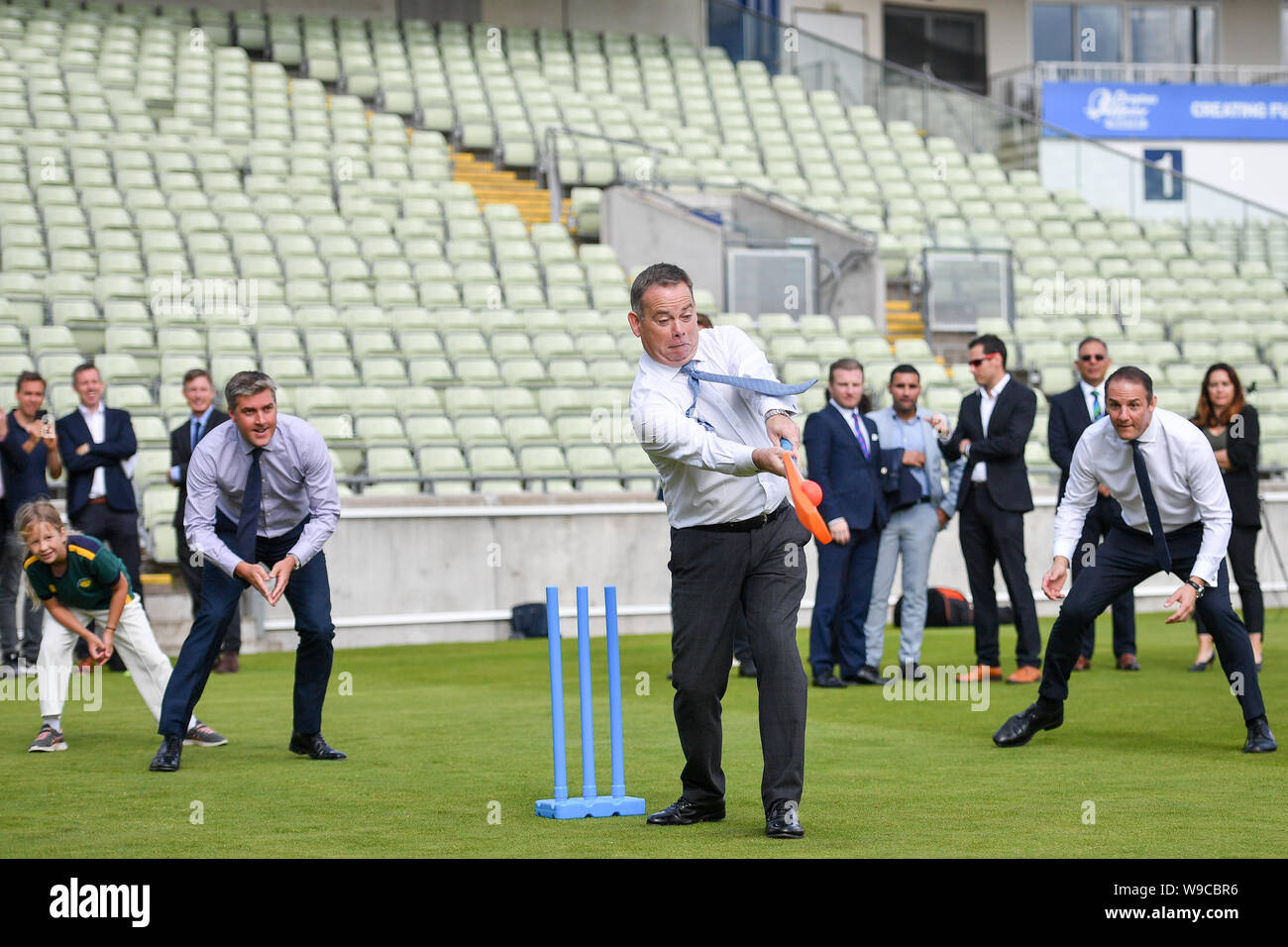 Nigel Adams MP spielt Kricket während der Birmingham 2022 Commonwealth Games Ankündigung in Edgbaston, Birmingham. Stockfoto