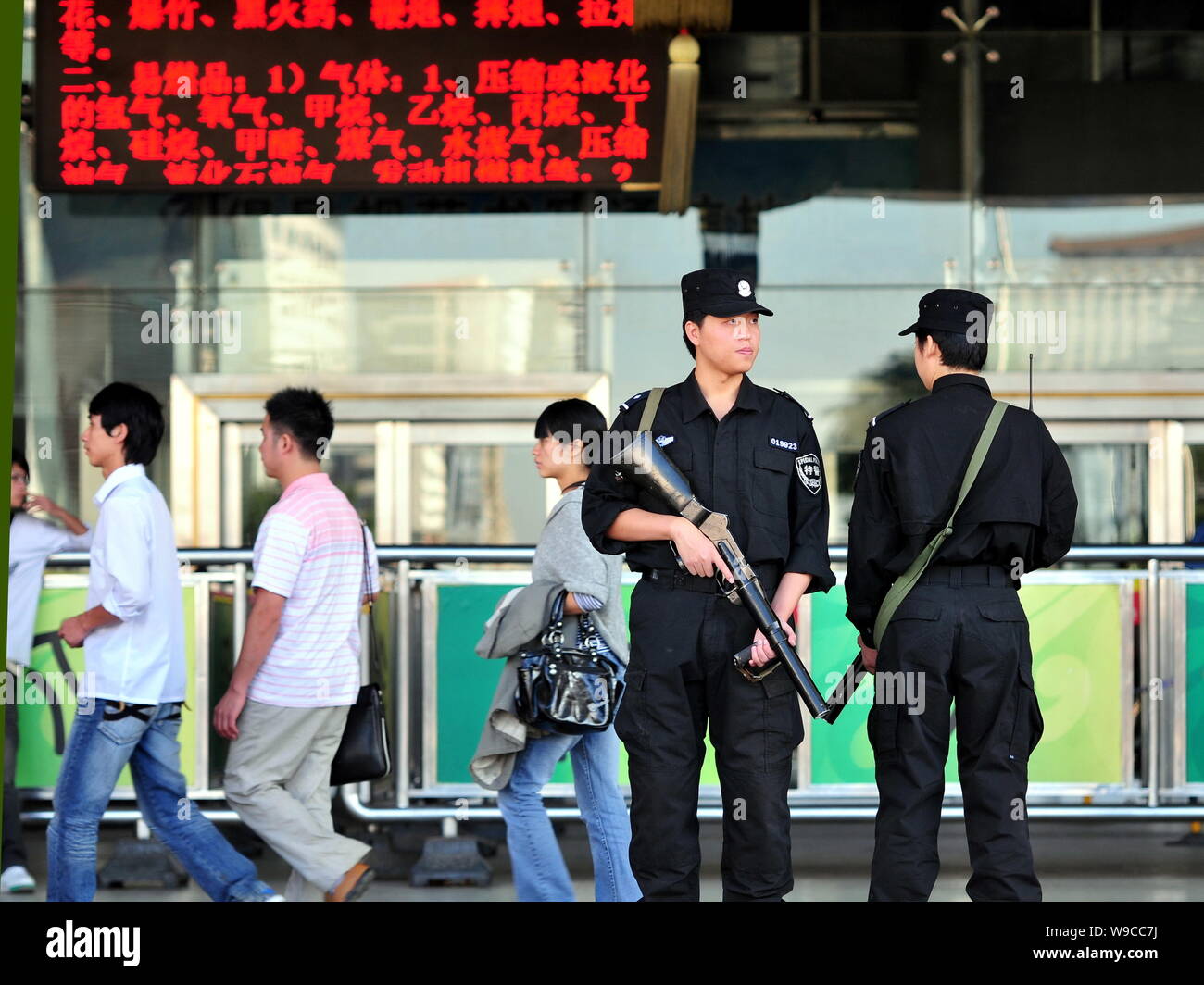Bewaffnete chinesische Polizisten Patrouillieren an der Beijing Railway Station in Peking, China, 6. September 2009. China wird ein Projekt von sieben München starten Stockfoto