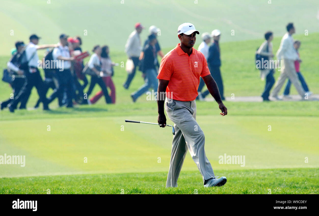 Weltweit Nummer eins der Golfspieler Tiger Woods der Vereinigten Staaten während der ersten Runde der HSBC Champions Golf Turnier an der Sheshan Internati gesehen wird Stockfoto