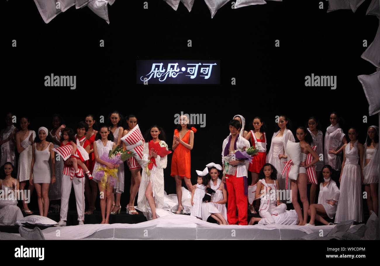 Modelle Kreationen von chinesischen Designer Wei Hua an duoduo Keke Freizeitaktivitäten während der China Fashion Week 2009 in Peking, China, November 9 Verschleiß Stockfoto