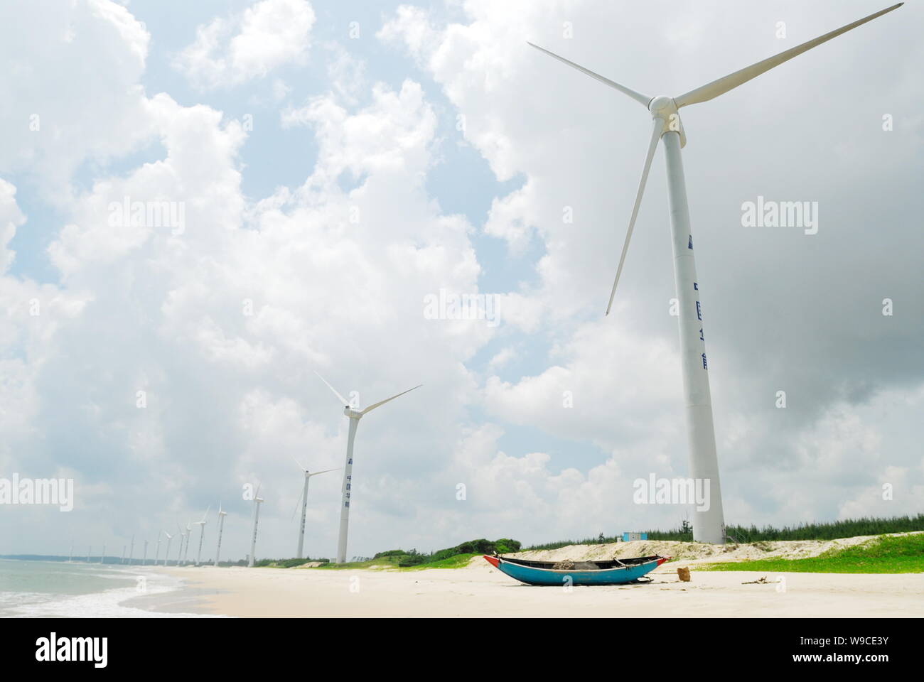 ---- Windenergieanlagen in einem Windpark in Wenchang, South China Hainan Provinz gesehen, 27. August 2009. Trotz dem Vertrauen auf Kohlenstoff basierende Energie Stockfoto