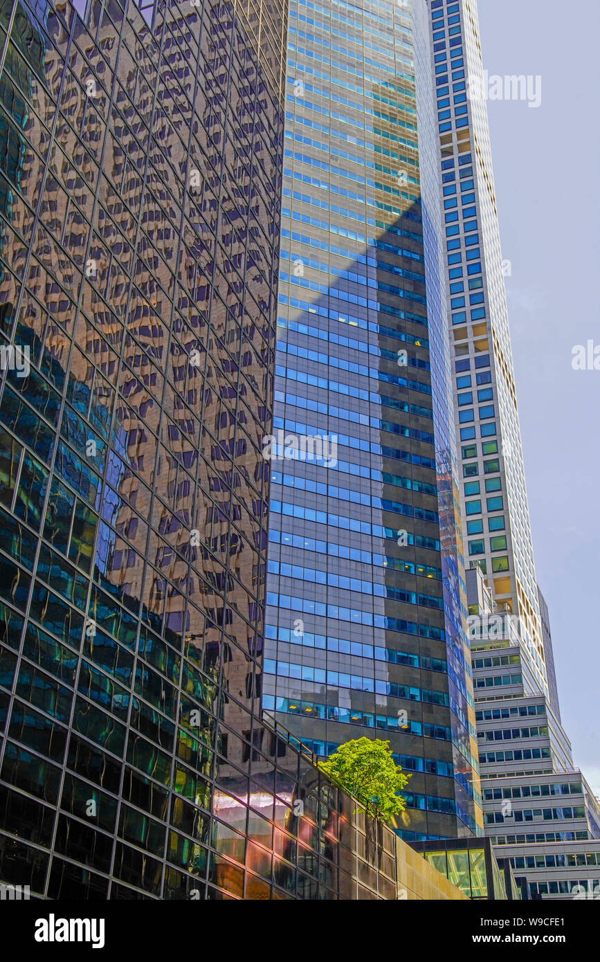 Street View Park Avenue Eigentumswohnungen von Schnittpunkt zwischen E 56th St und 5th Avenue, Manhattan, New York City, USA. Stockfoto