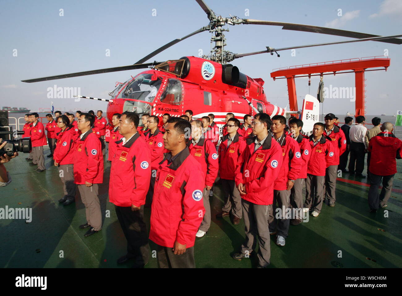 Mitglieder von China 26 Antarctic Exploration team Stellen in der Nähe der Ka-32 Hubschrauber namens Snow Eagle an Bord der Eisbrecher Xuelong (Schnee Drache), in Stockfoto
