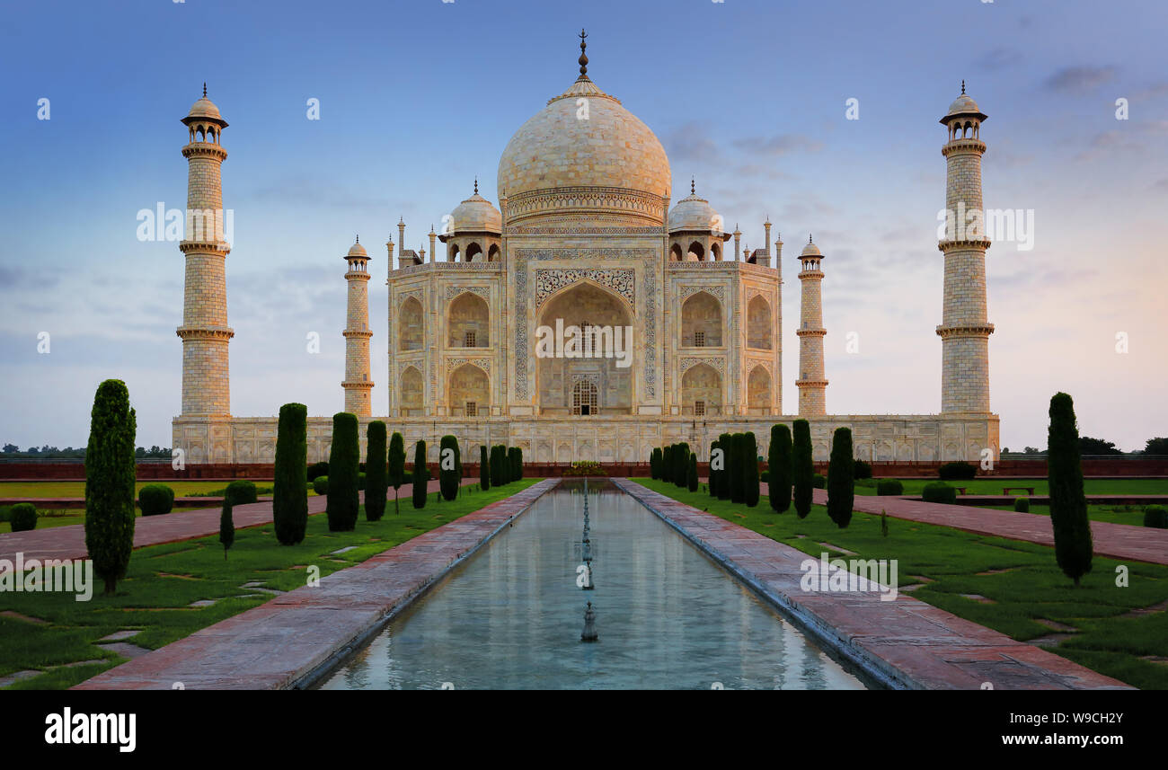 Taj Mahal mit schönen blauen Himmel und Wolken, keine Menschen, Agra, Indien Stockfoto