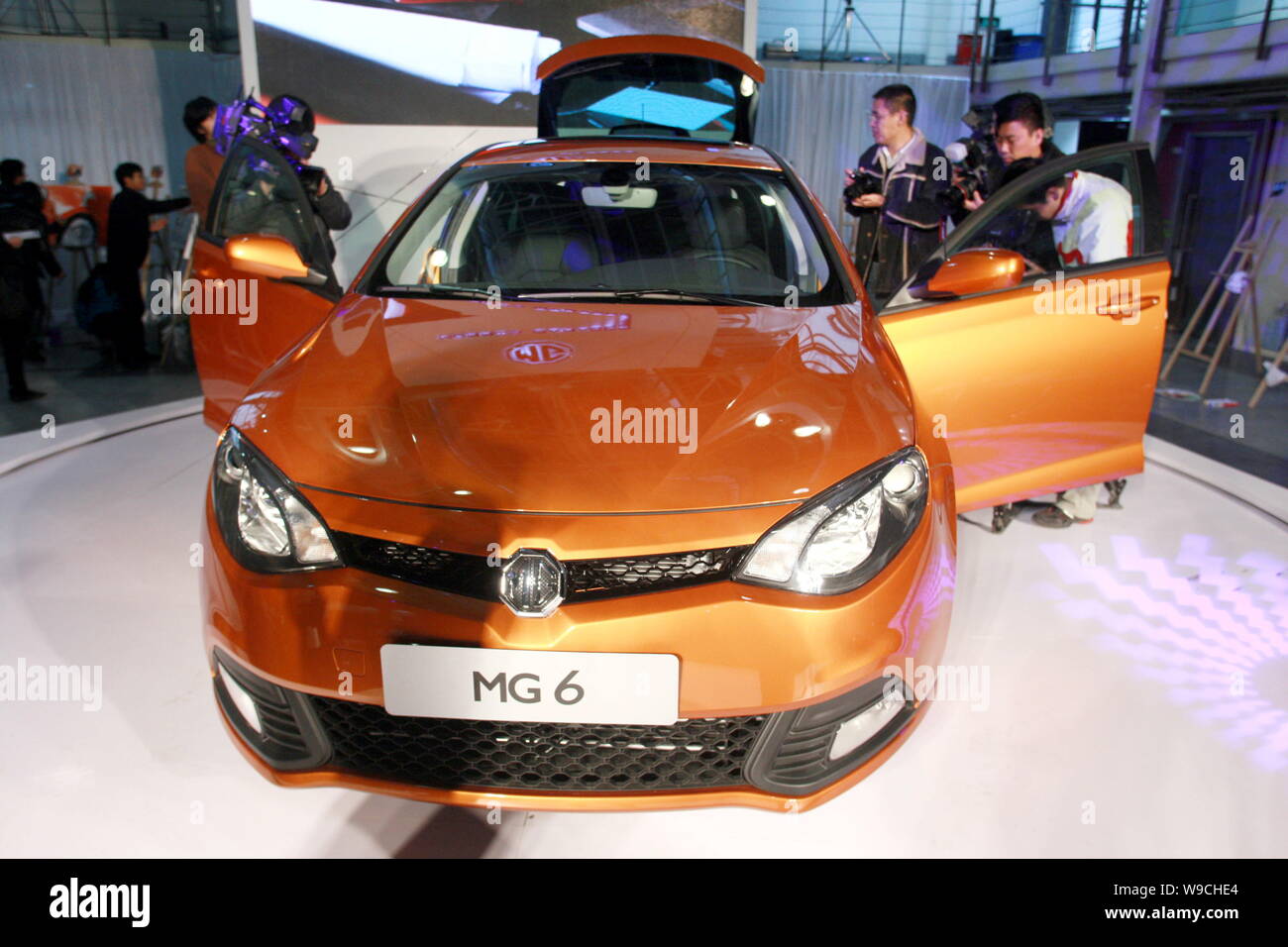 Besucher Blick auf eine MG 6, die von der SAIC Motor hergestellt, während ein in Shanghai, China, 10. Dezember 2009. Shanghai Automotive Industry Adr Stockfoto