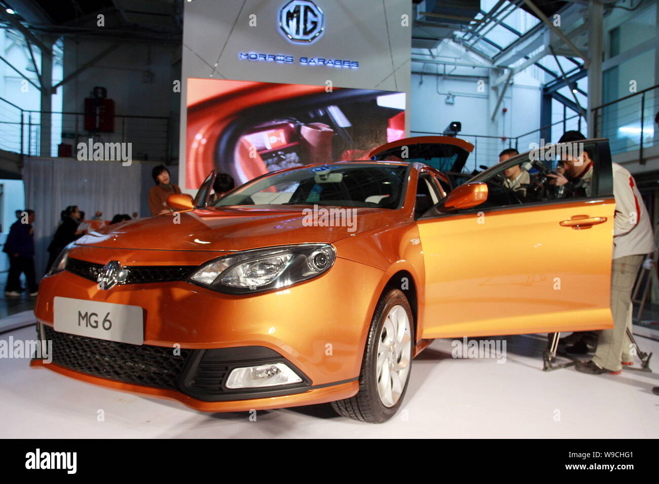 Besucher Blick auf eine MG 6, die von der SAIC Motor hergestellt, während ein in Shanghai, China, 10. Dezember 2009. Shanghai Automotive Industry Adr Stockfoto