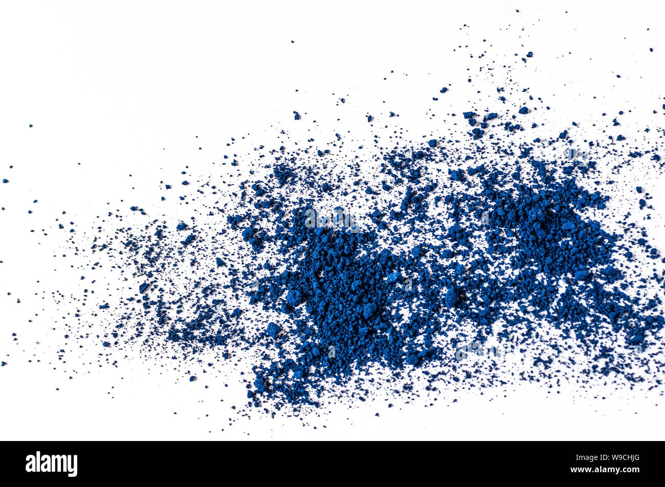 Natürliche dunkel blau matt Pigment. Lose Kosmetische Pulver. Lidschatten Pigment auf weißem Hintergrund isoliert, close-up. Stockfoto