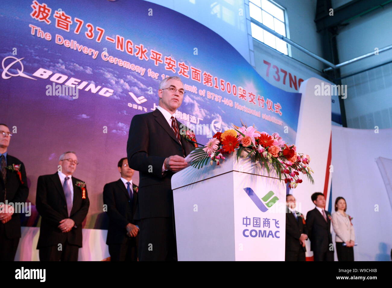 George L. Maffeo, Vice President des Lieferantenmanagements Flugzeug von Boeing, spricht an der Lieferung Zeremonie für 1.500 ste Aggregat von B737-NG (Boei Stockfoto