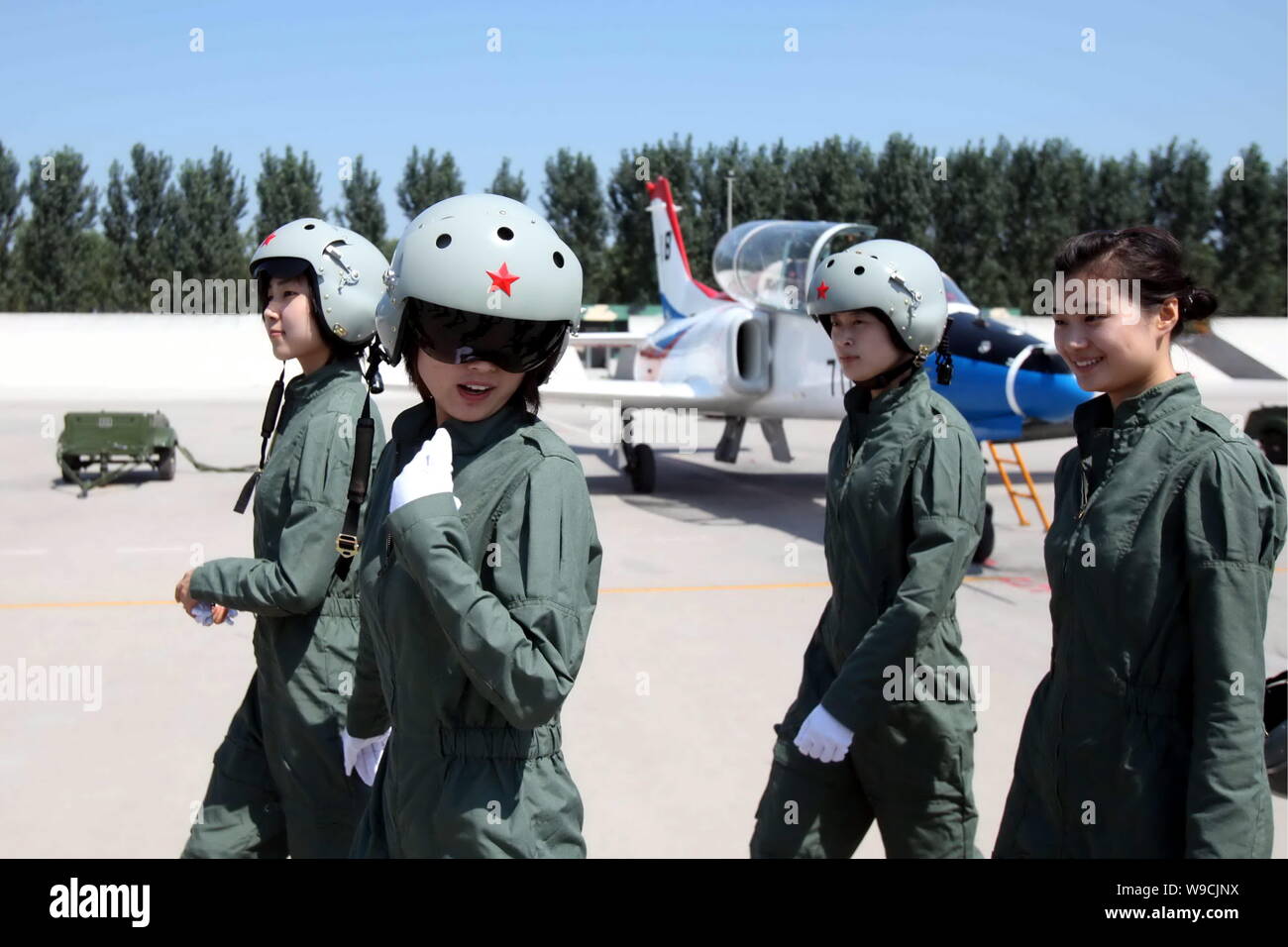 Junge weibliche Jagdflugzeug Piloten der Chinesischen PLA Air Force vorbei  Ausbildung Flugzeuge nach einem neuen Fliegeroverall Versand Zeremonie an  einem Flughafen in die Sicherungsnasen Stockfotografie - Alamy