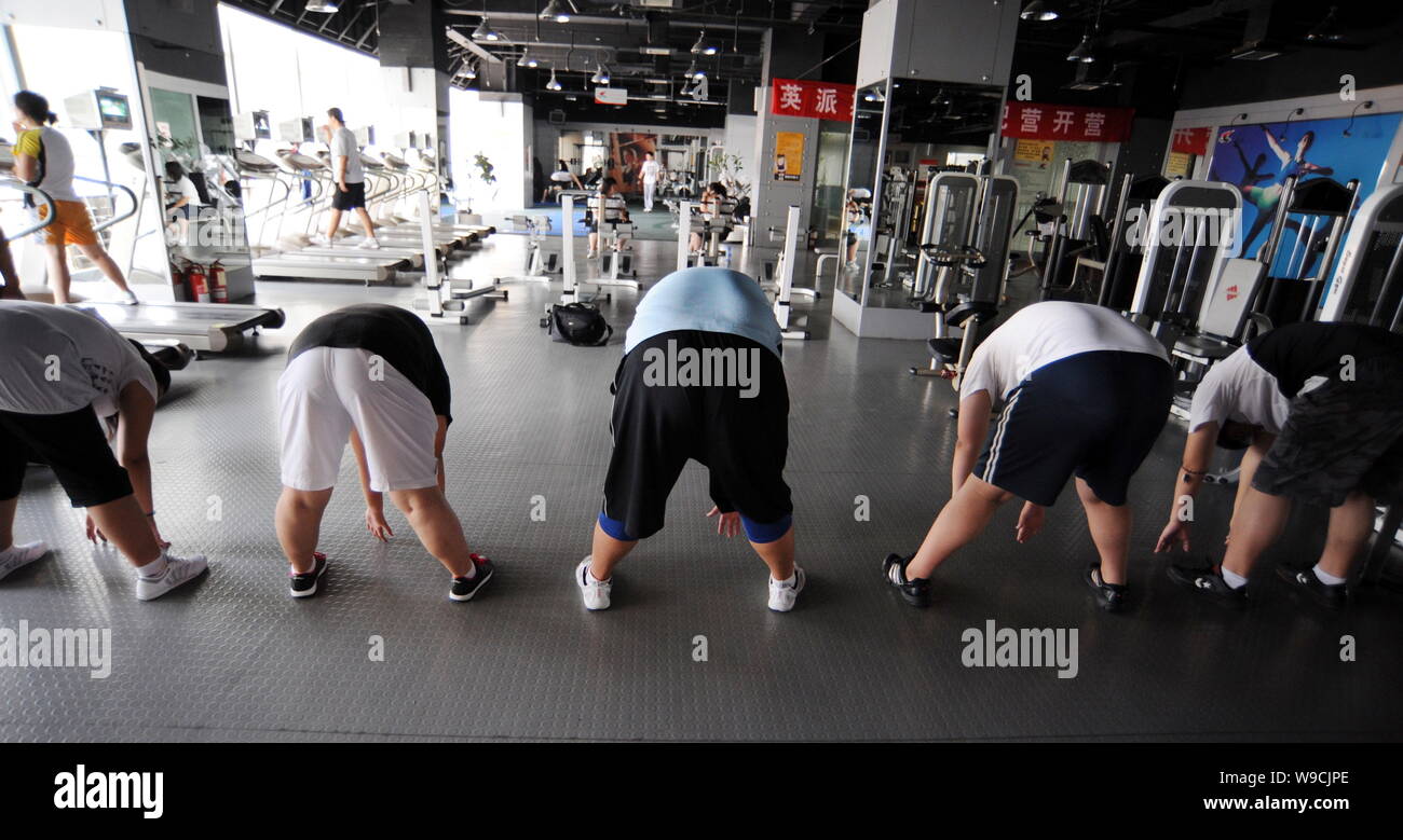 Chinesische fettleibige Kinder Übung während einer Gewichtsreduktion Sommer Camp in einem Fitnesscenter in Weifang Stadt, East China Provinz Shandong, 24. Juli 2009 Stockfoto