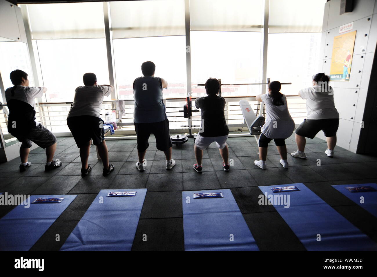 Chinesische fettleibige Kinder Übung während einer Gewichtsreduktion Sommer Camp in einem Fitnesscenter in Weifang Stadt, East China Provinz Shandong, 24. Juli 2009 Stockfoto