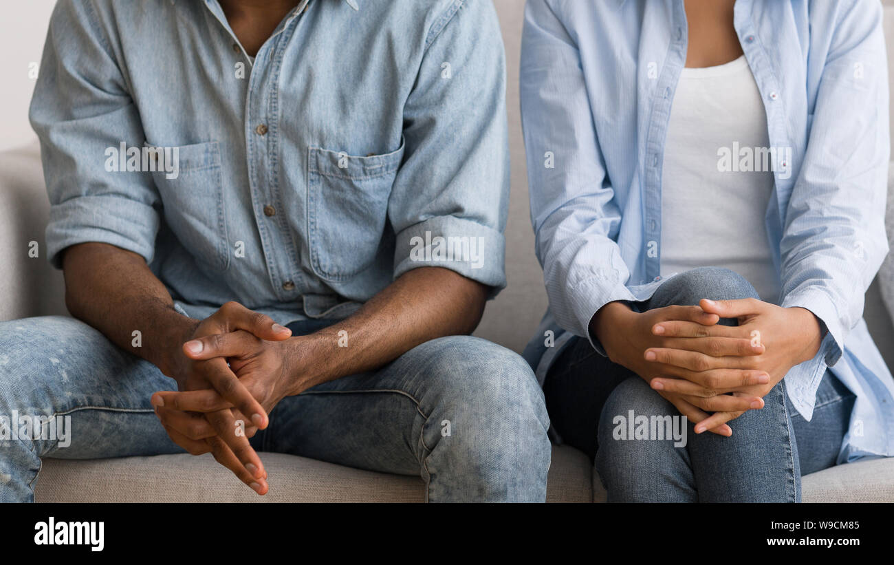 Nicht erkennbare Afro Paar sitzt auf der Couch in der ehelichen Ratgeber Büro Stockfoto