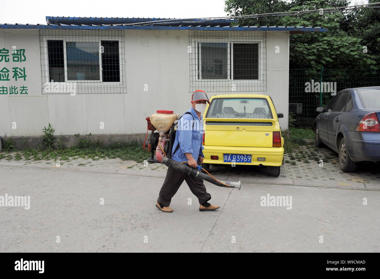 Ein chinesischer Arbeiter gesehen, Desinfektion der Chengdu ansteckende Krankheit, Krankenhaus, wo ein Mensch leidet unter der A(H1N1)-Grippe in Cheng unter Quarantäne gestellt wird. Stockfoto