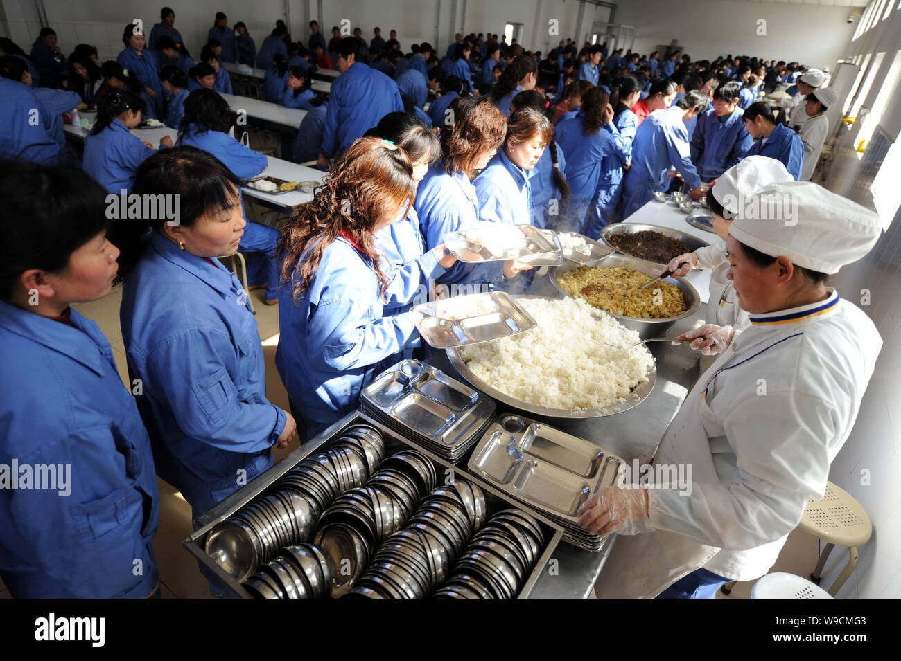 Chinesische Fabrikarbeiter Mittagessen im Auto Teil von Peking Zhonghuan Investment Management Co., Ltd. mit Sitz in Beijing, China, Donnerstag, 19. März 2. Stockfoto