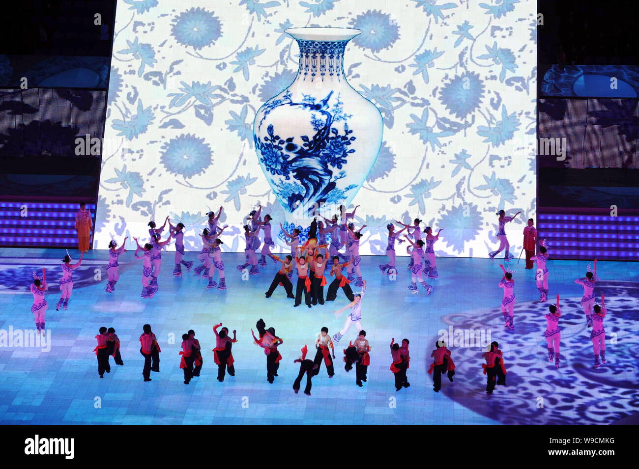 Animateure durchführen, bei der Eröffnung des 24. Winter Universiade Harbin in Harbin City, im Nordosten Chinas Provinz Heilongjiang, Mittwoch, Stockfoto