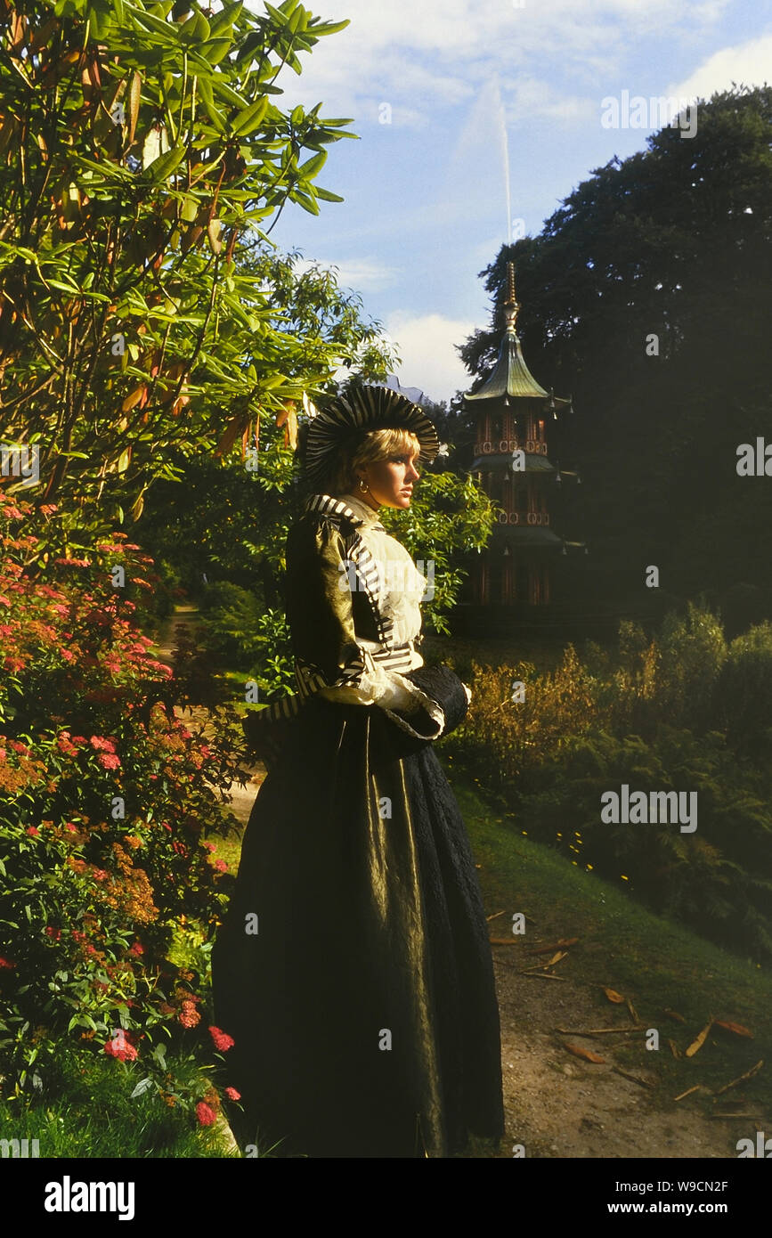 Viktorianische kostümierte Zeichen neben der Pagode Brunnen, Alton Towers, Staffordshire, England, UK. Ca. 80er Stockfoto