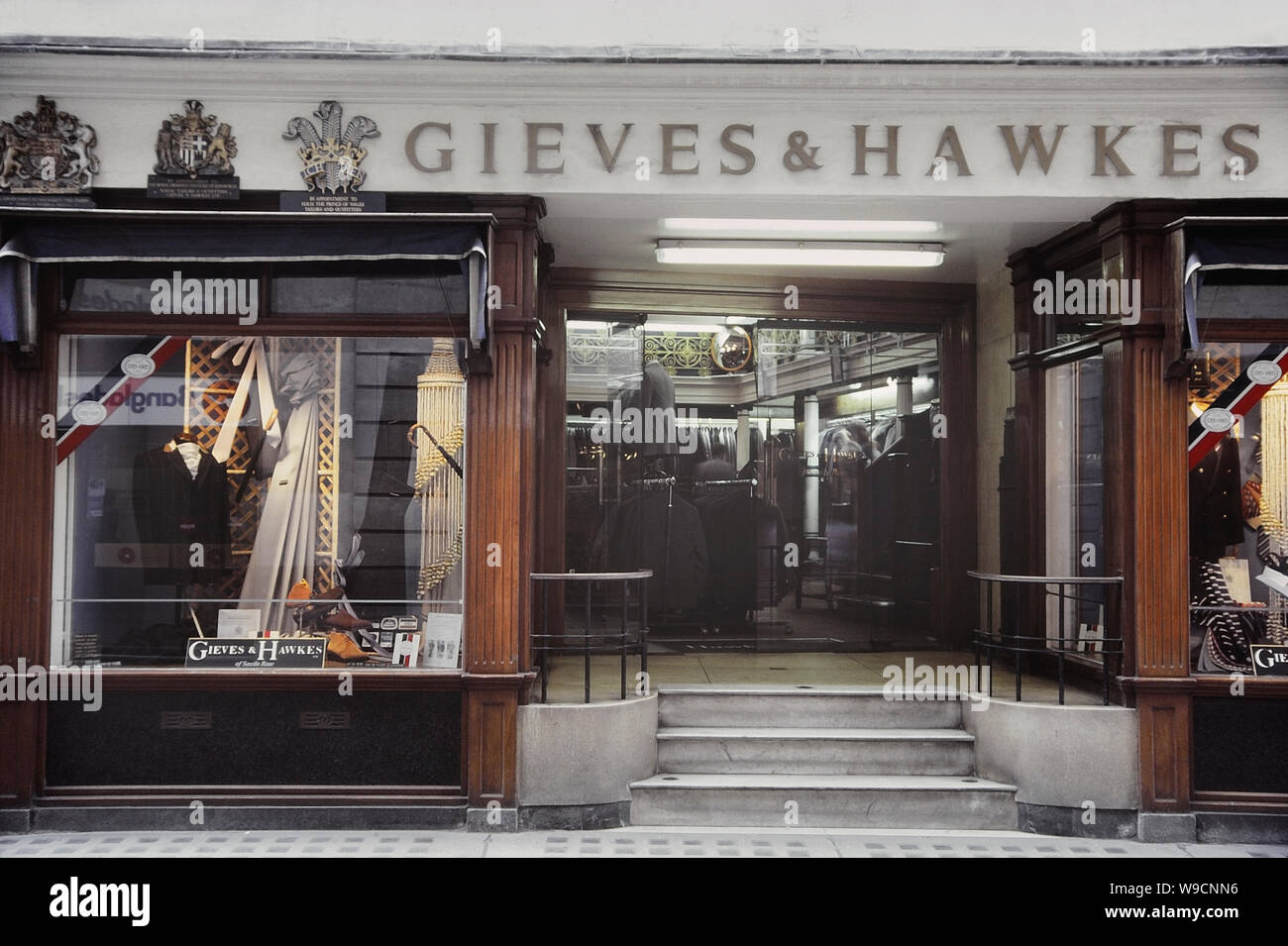 Gieves & Hawkes, Vigo Street Eingang, die maßgeschneiderte Männer Schneider und Menswear Einzelhändler, London, England, UK. Ca. 80er Stockfoto
