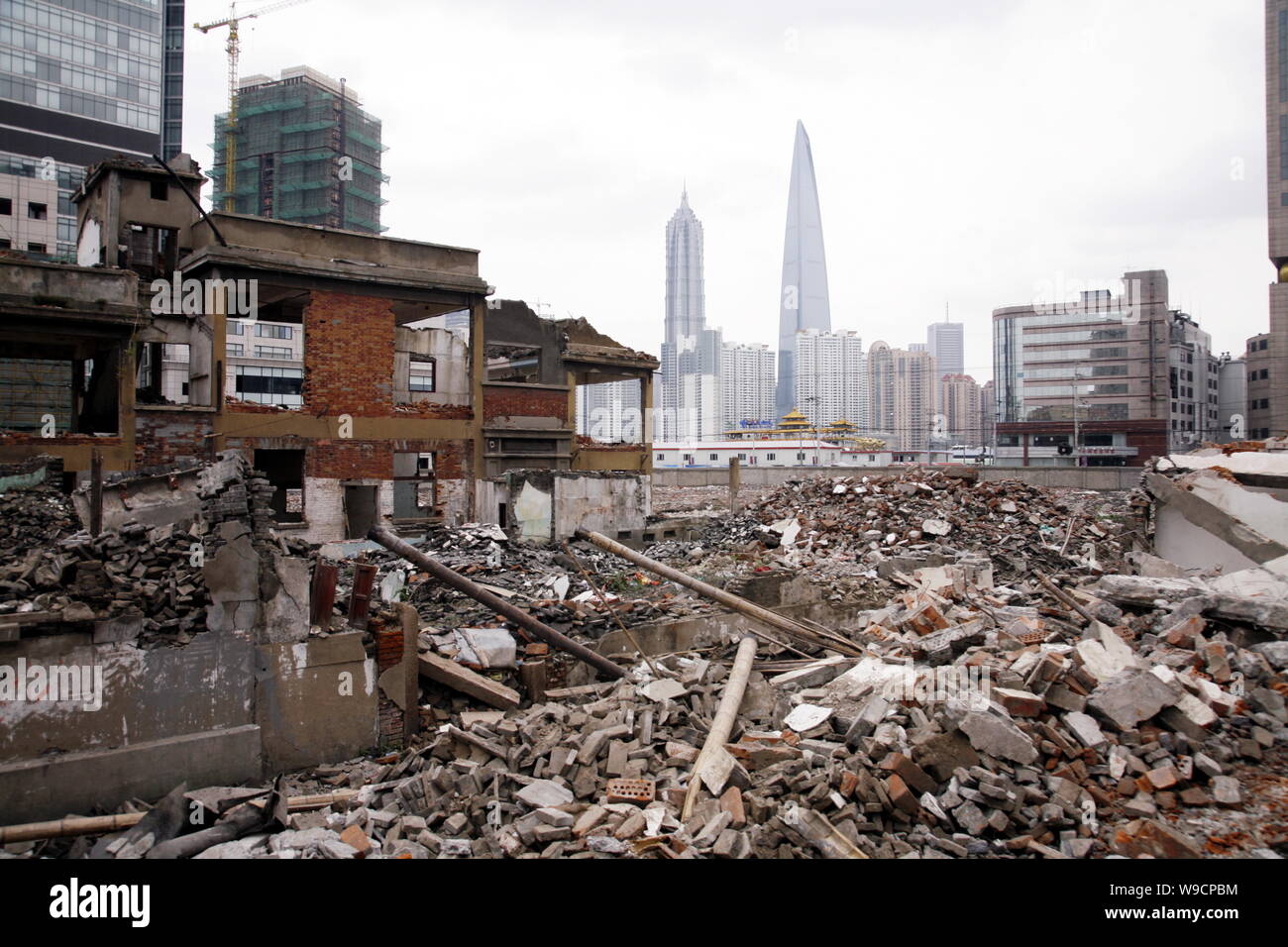 Alte Häuser gesehen sind für den Bau von neuen Immobilien Projekte in der Nähe des Bund im Huangpu District als Jinmao Tower, Links demontiert, die Shanghai Stockfoto