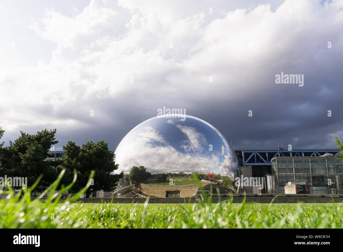 Paris La Geode-geodätischen Kuppel mit einem Spiegel Ende im Parc de la Villete in Paris, Frankreich, Europa. Stockfoto