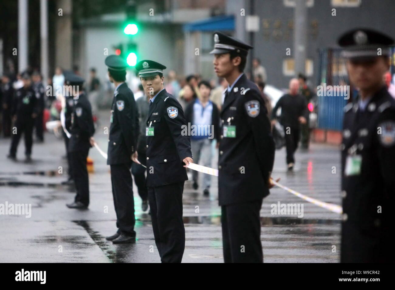 Polizisten stand Guard auf einer Straße bei Verkehrsbeschränkungen für die Generalprobe des National Day Parade in Peking, China, Sonntag, 6. September 2009 Stockfoto