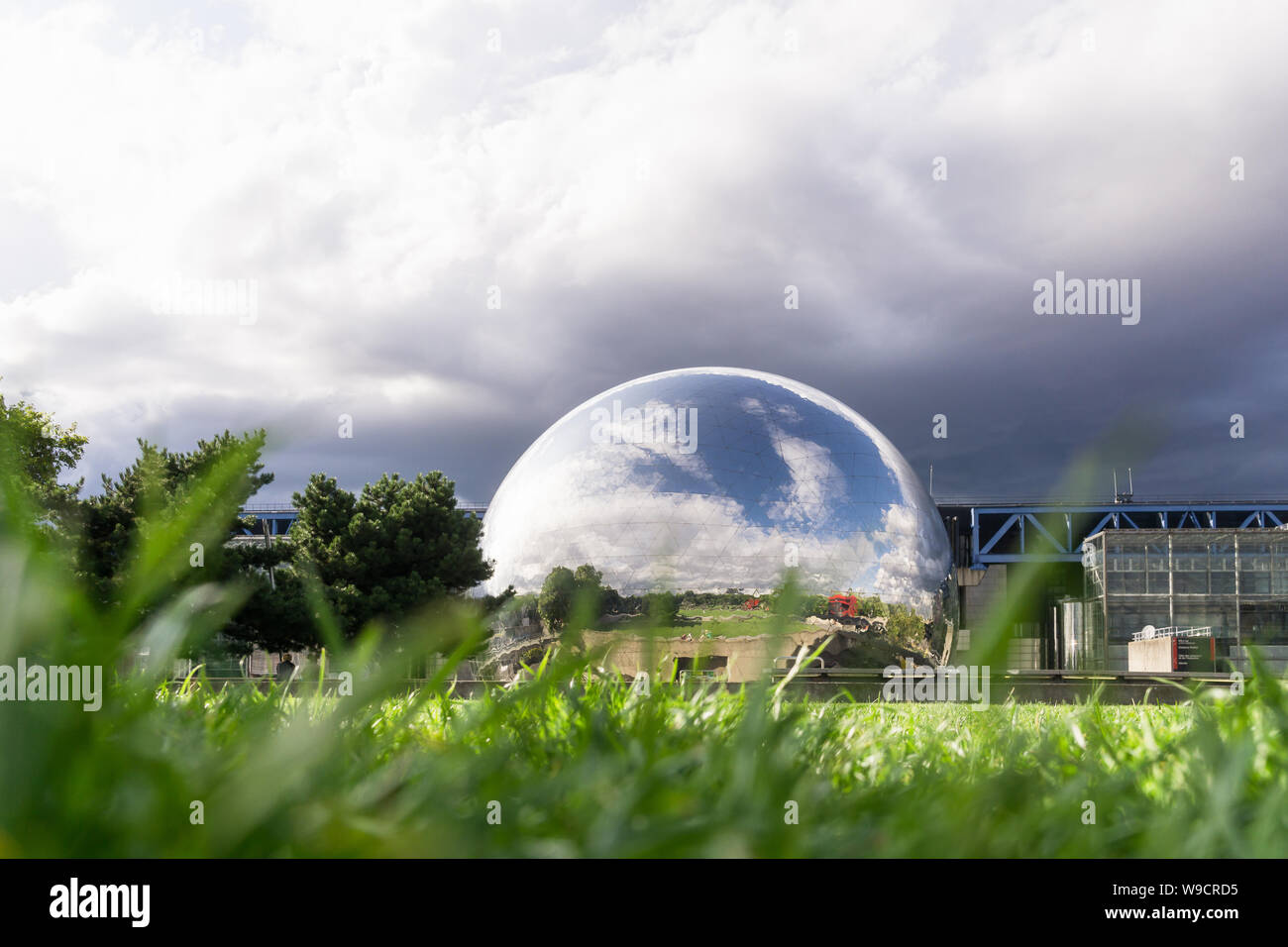 Paris La Geode-geodätischen Kuppel mit einem Spiegel Ende im Parc de la Villete in Paris, Frankreich, Europa. Stockfoto