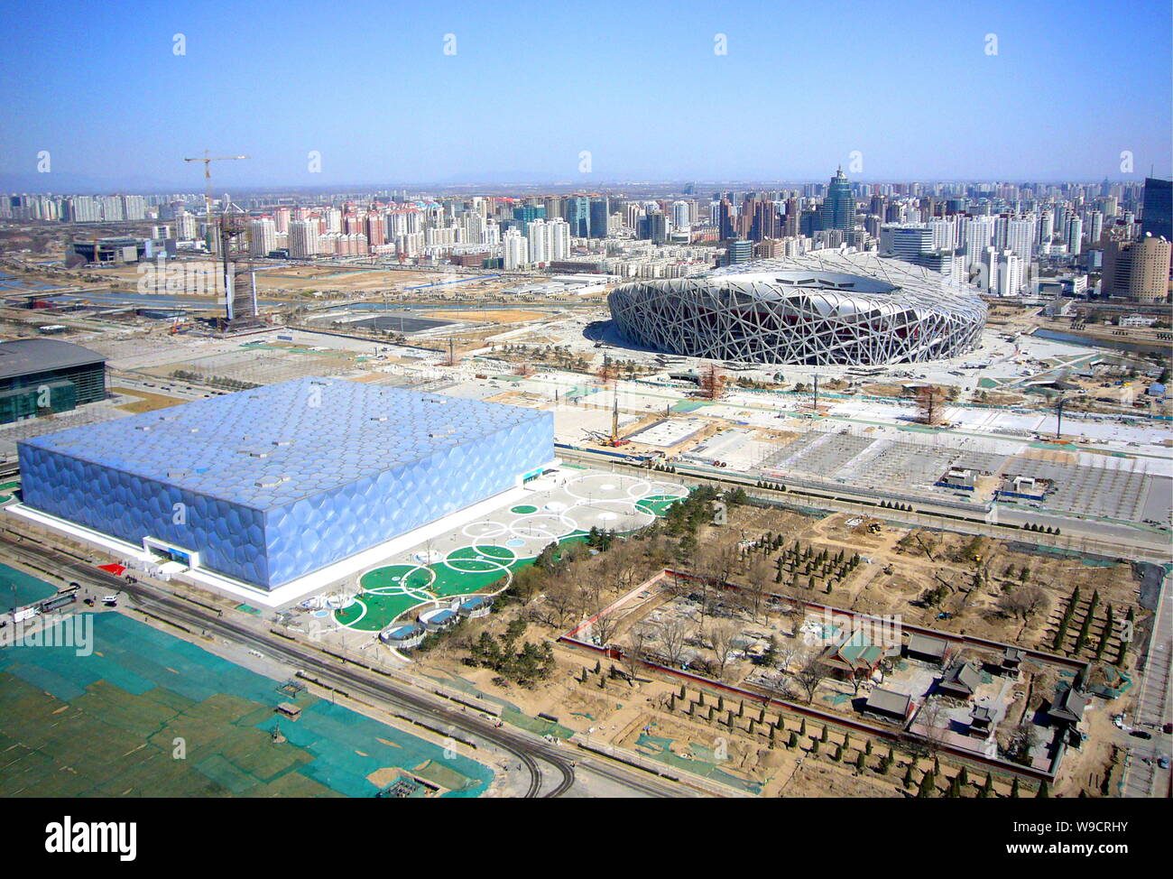 Blick auf das Nationalstadion, rechts, wie die Vögel Nest genannt, und der National Aquatics Centre, da das Wasser Cube bekannt, bei den Olympischen Park in Beijin Stockfoto