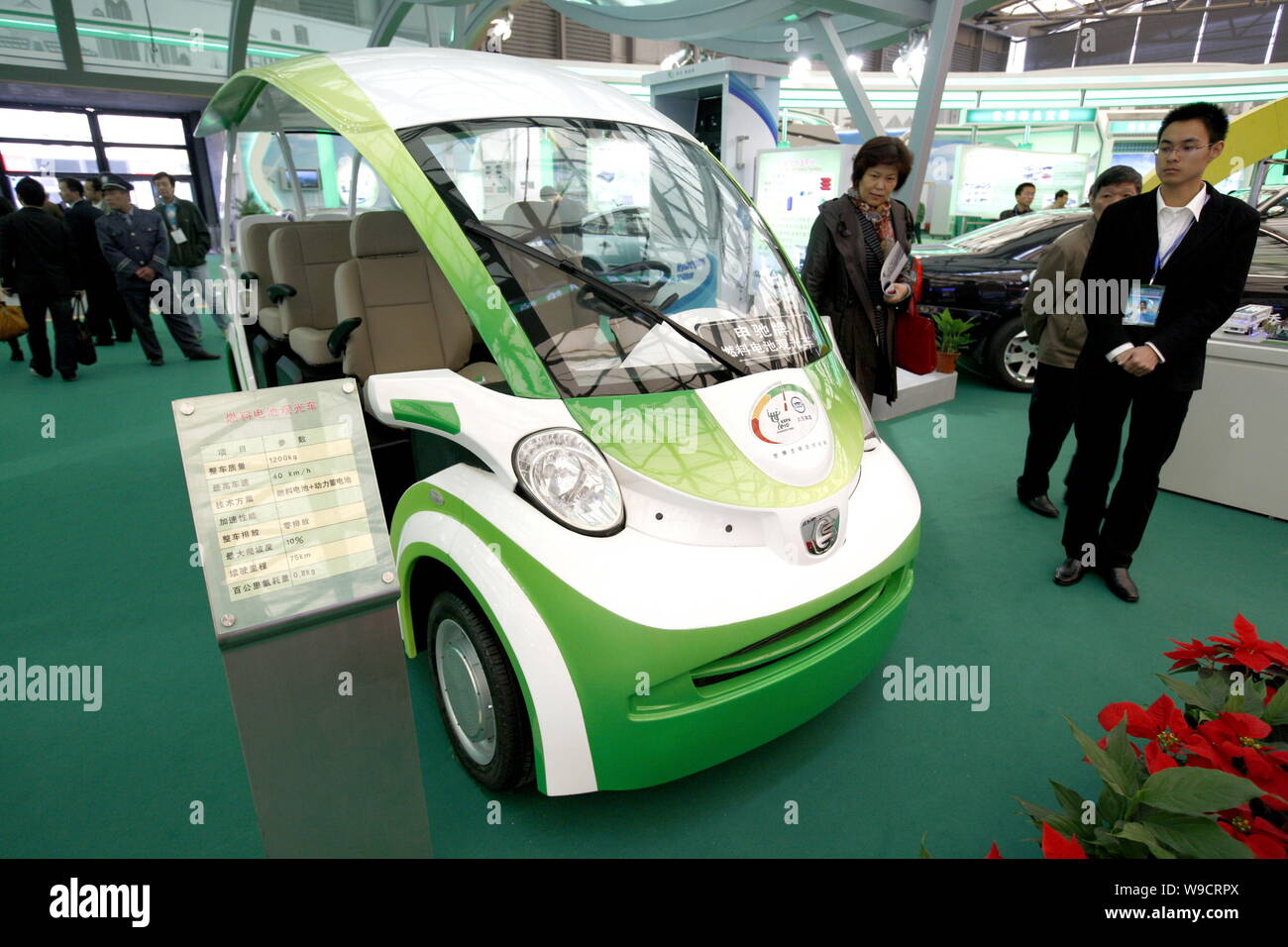 Besucher betrachten ein Brennstoffzellenfahrzeug auf dem Stand der SAIC (Shanghai Automotive Industry Corporation (Gruppe)) während der China International Industry F Stockfoto
