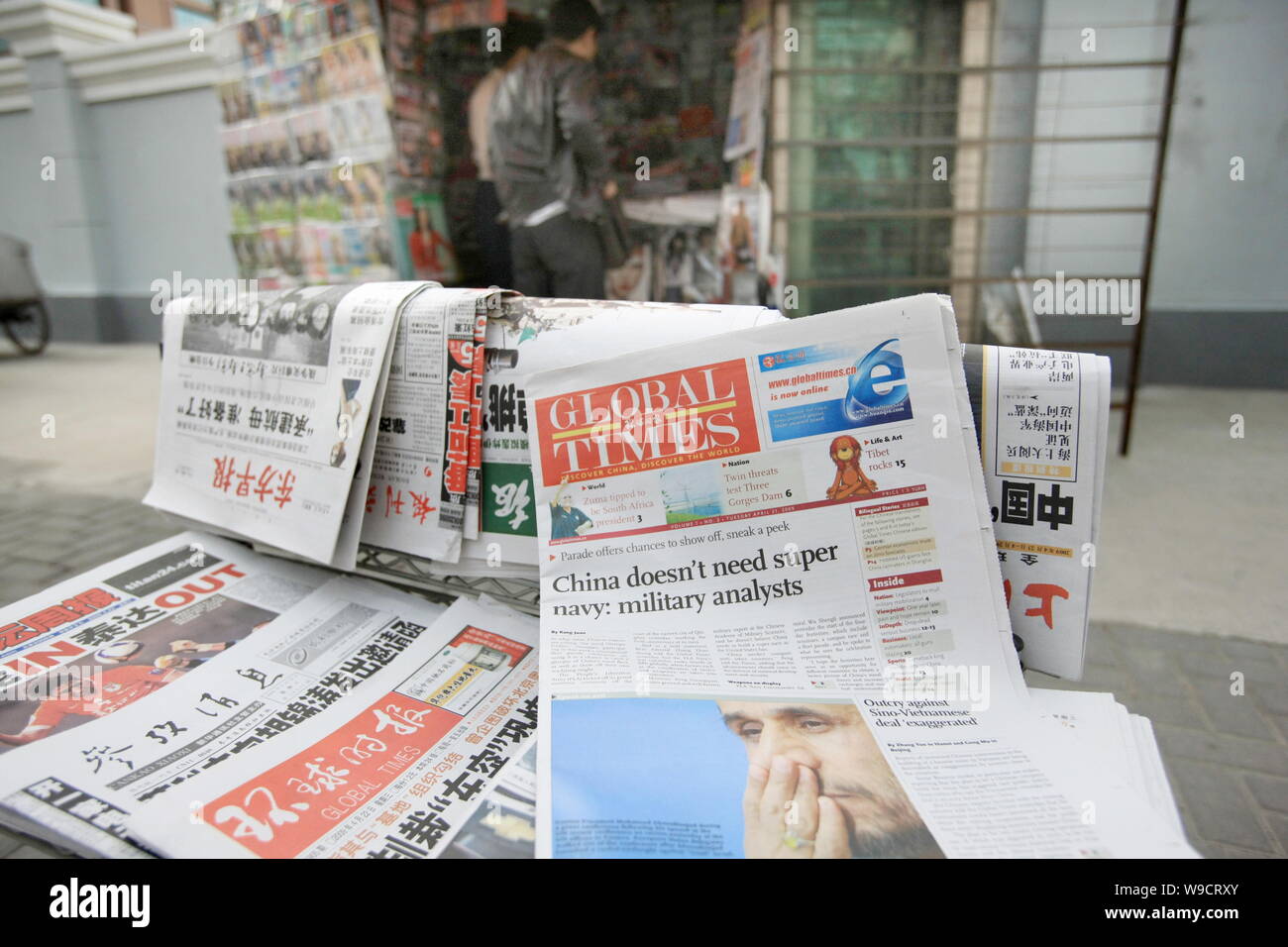 Global Times Zeitung und andere Zeitungen und Zeitschriften sind für Verkauf zu einem Zeitungskiosk in Shanghai, China, Mittwoch, 22. April 2009 gesehen. Die Produkteinführung Stockfoto