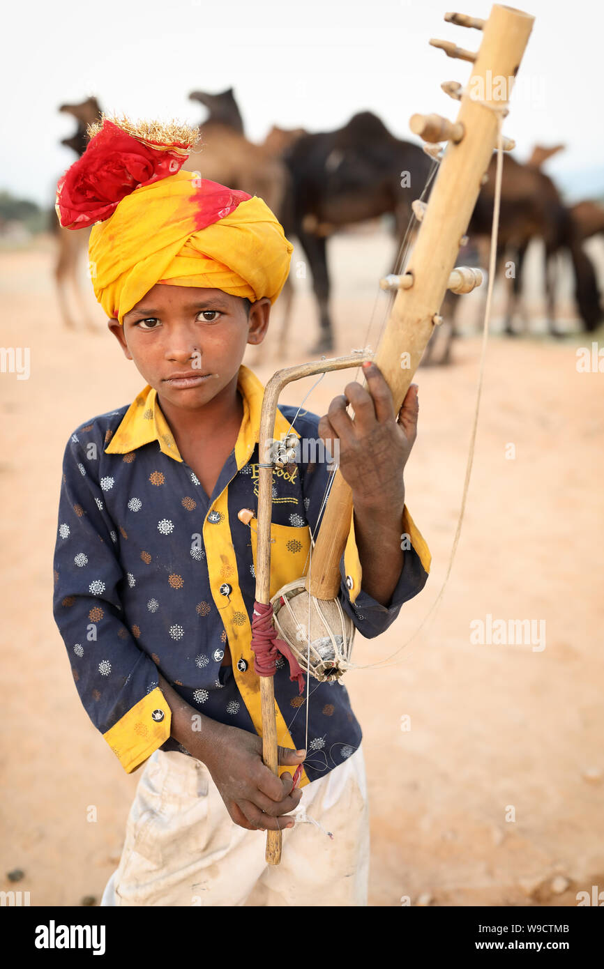 Junge Zigeunerin Musiker am Pushkar Camel Fair, Rajasthan. Die Messe ist die größte Camel fair in Indien. Stockfoto