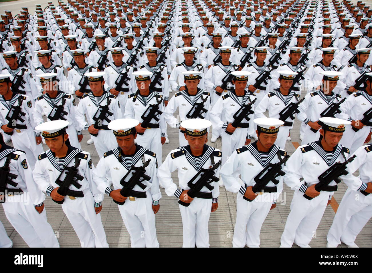 ------ Chinesische Marine Soldaten der PLA (Peoples Liberation Army) Übung während einer Trainingseinheit für die kommende Militärparade am 1. Oktober in Stockfoto