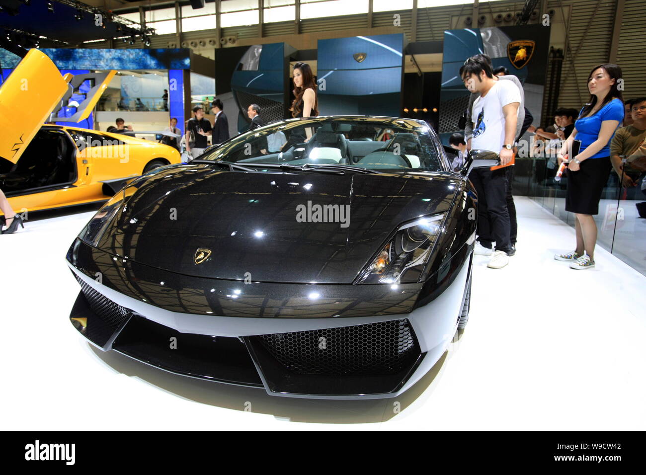 ---- Besucher Blick an einem Lamborghini Gallardo LP560-4 Spyder am 13. Shanghai Internationalen Automobil- Ausstellung, bekannt als Stockfoto