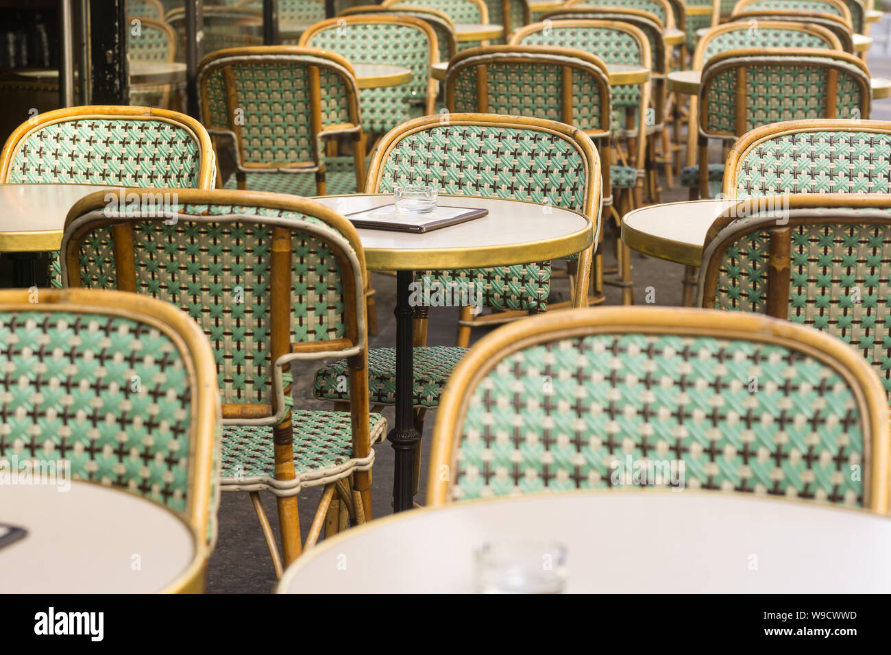 Leere Paris Cafe - Leere Terrasse eines Pariser Cafe am Morgen. Frankreich, Europa. Stockfoto
