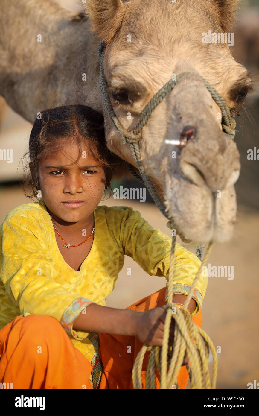 Schöne tribal Zigeunerin am Pushkar Camel Fair, Rajasthan. Die Messe ist die größte Camel fair in Indien. Stockfoto