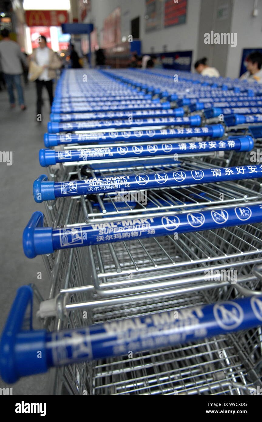 ------ Shopping Carts sind an ein Wal-Mart Supercenter in Fuzhou city, südost China Fujian Provinz, 30. Dezember 2008 gesehen. Wal-Mart, die Welten l Stockfoto