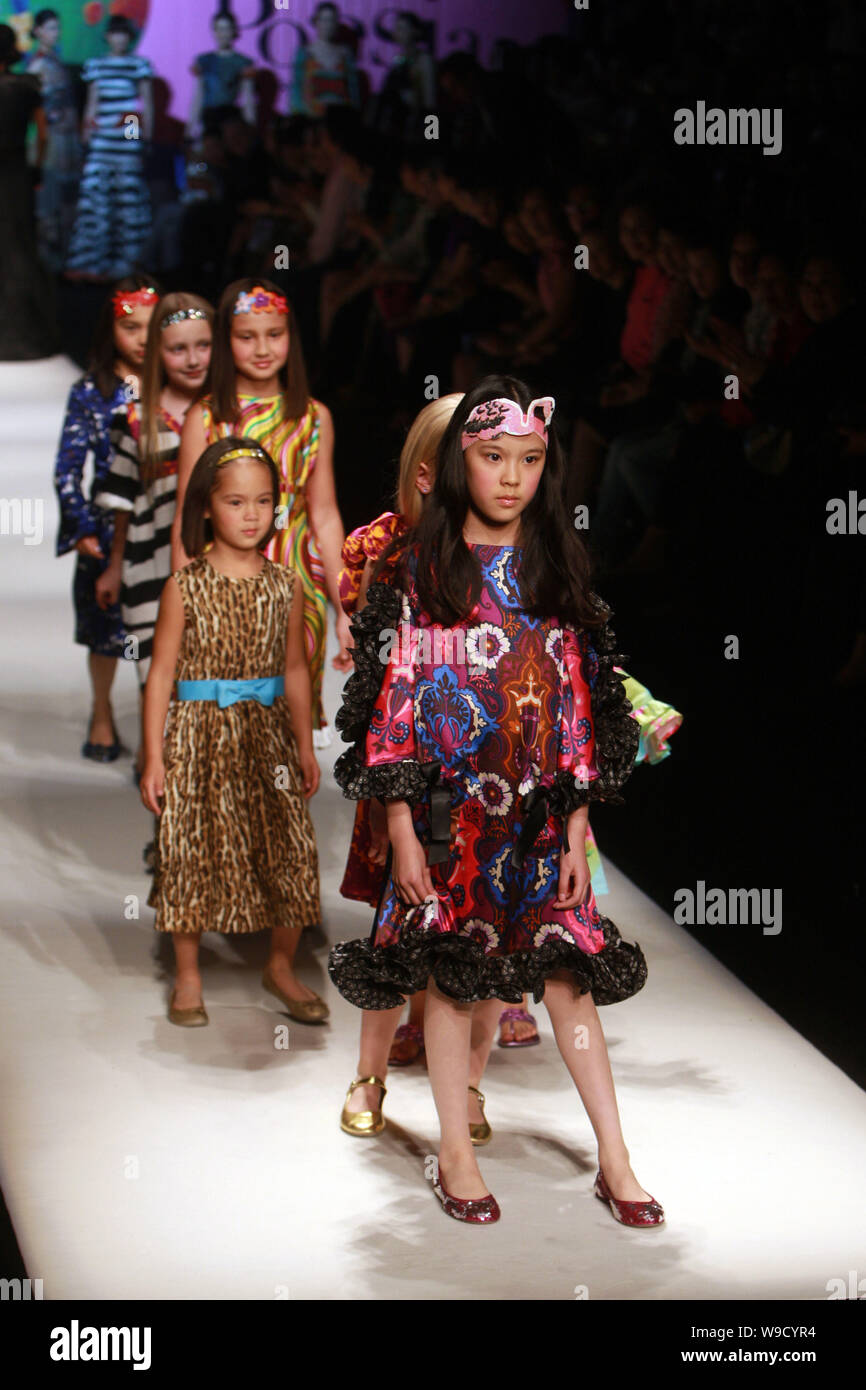 Junge Modelle Parade bei einer Modenschau des Designers Chris Chang während der Shanghai Fashion Week 2009 in Shanghai, China, Samstag, 25. April 2009. Stockfoto