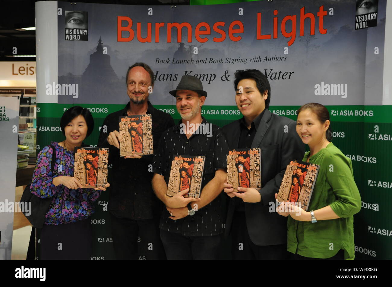 Fotograf Hans Kemp & reisen Schriftsteller Tom Vater an der birmanischen Light" Buchvorstellung in Asien Bücher. Bangkok, Thailand: Kraig Lieb Stockfoto