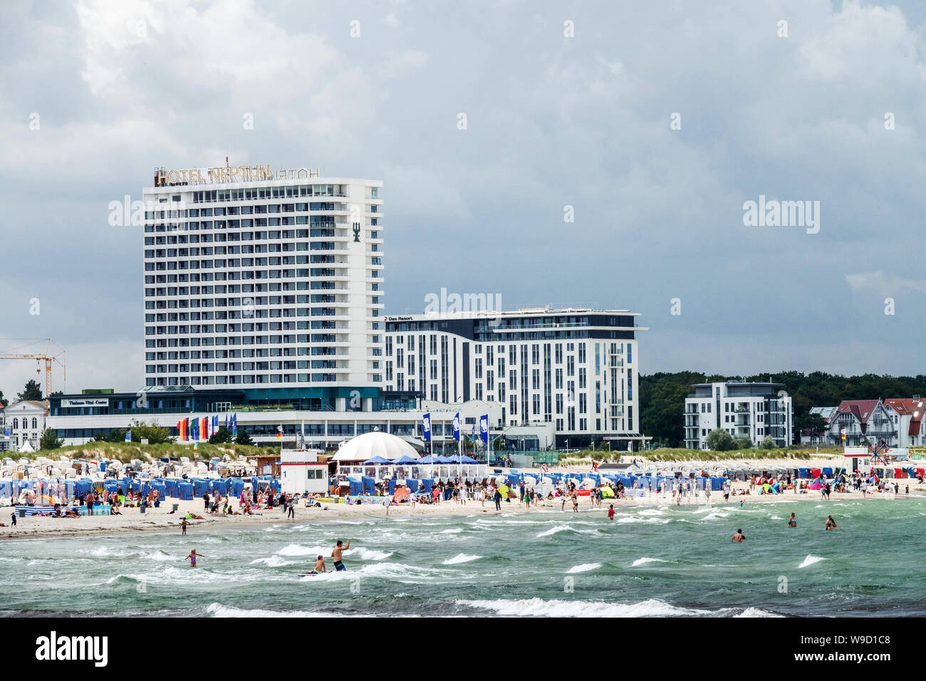 Rostock Deutschland, Menschenmenge am Strand von Warnemunde, Hotel Neptun, Ostsee Sommerurlaub Deutschland Sommerurlaub Stockfoto