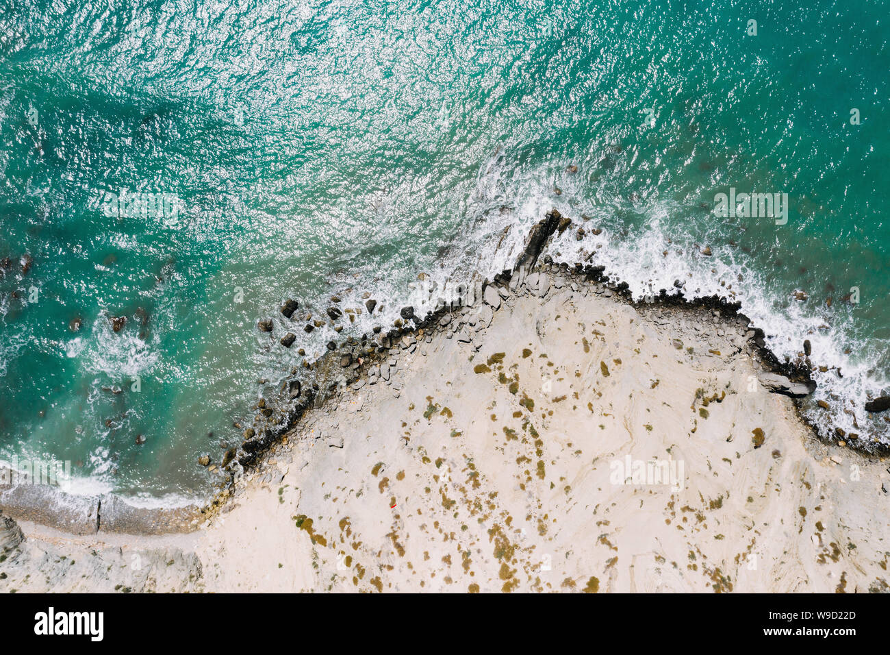 Luftaufnahme von Wellen im Meer und die felsige Küste, Türkei Stockfoto