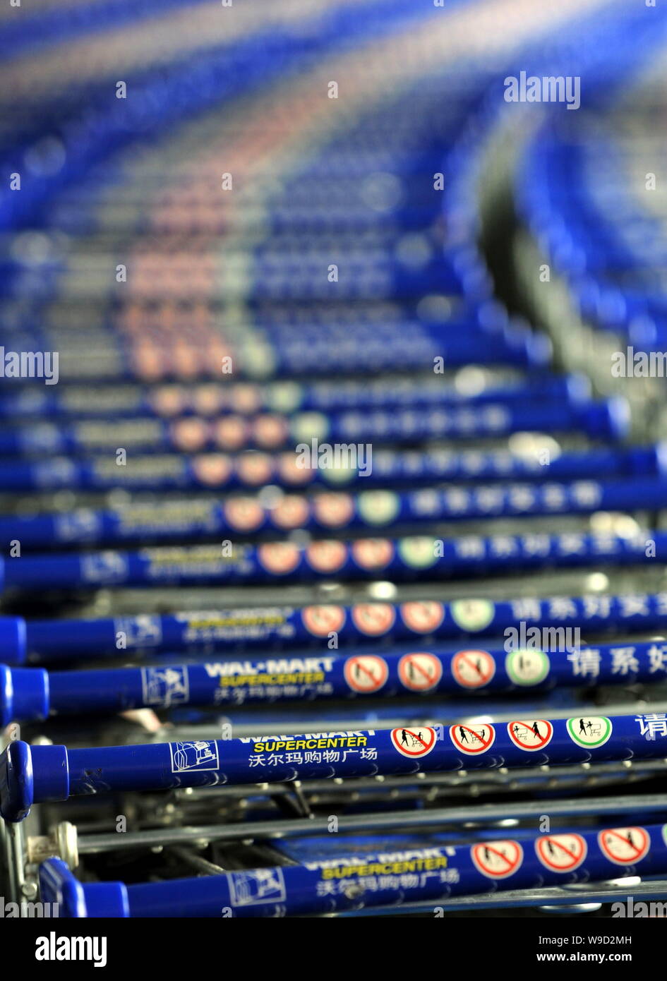 ------ Shopping Carts sind an ein Wal-Mart Supercenter in Peking, China, 4. Februar 2009 gesehen. Wal-Mart, der weltgrößte Einzelhändler, Dienstag (14 Ap Stockfoto